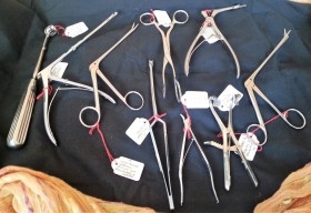 Colección de 9 instrumentos quirúrgicos. Excelente conservación.