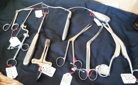 Colección de 9 instrumentos quirúrgicos. Excelente conservación. Objetos médicos para el cine.