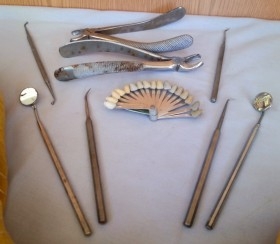 Viejo instrumental de dentista. Set tools of dentist