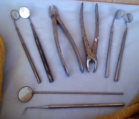 Viejo instrumental de dentista. Set tools of dentist