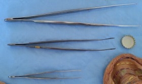 Pinzas médicas. 3 instrumentos. Buen estado general.