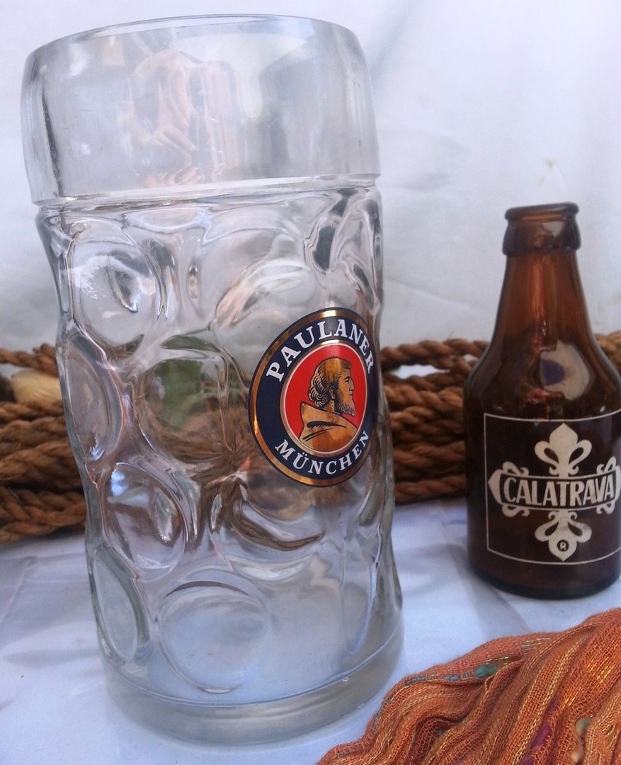 Jarra de cerveza (Paulaner münchen) enorme. Vidrio
