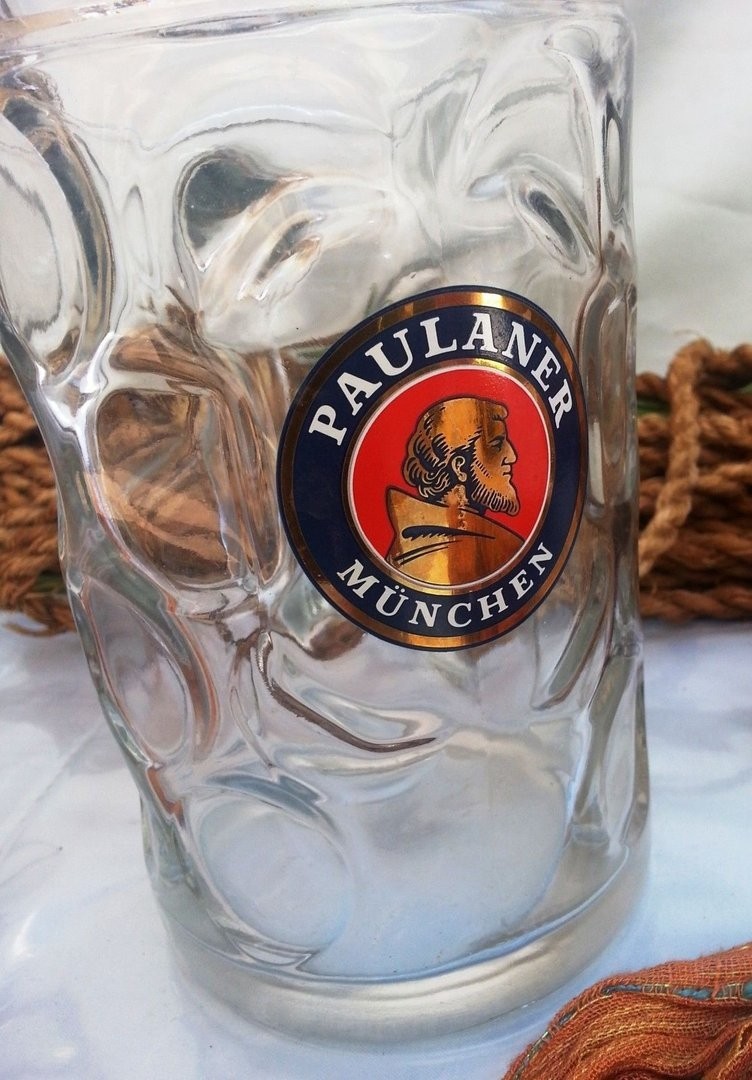 Jarra de cerveza (Paulaner münchen) enorme. Vidrio