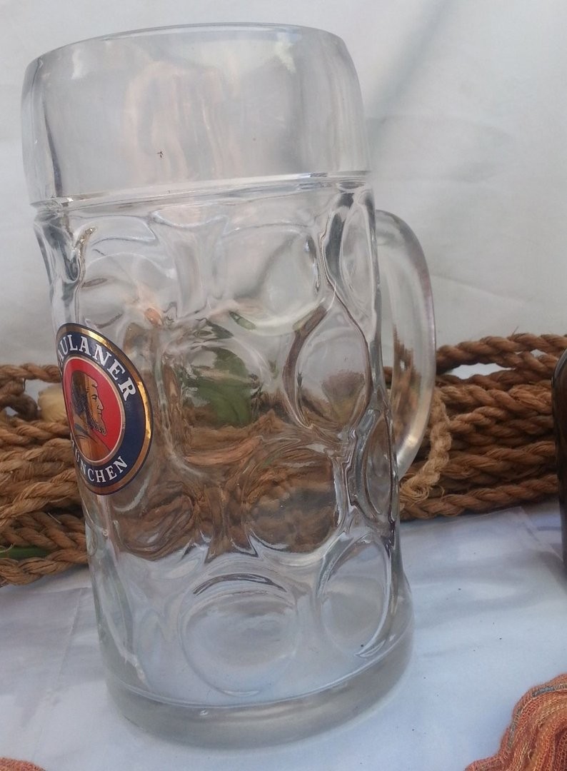 Jarra de cerveza (Paulaner münchen) enorme. Vidrio