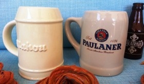 Pareja de jarras cerveceras "Mahou" y "Paulaner" en cerámica