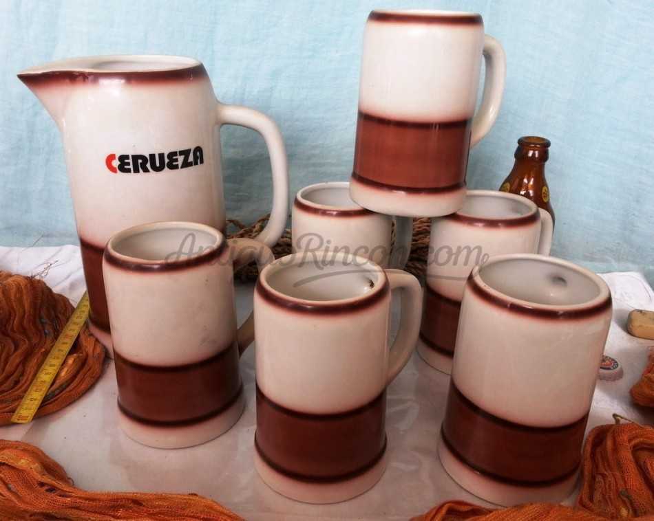 Jarra de cerveza. Cerámica. Conjunto de jarras. Renta de objetos de cocina para series.