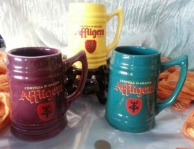 Tres jarras de cerveza marca "Affligem"