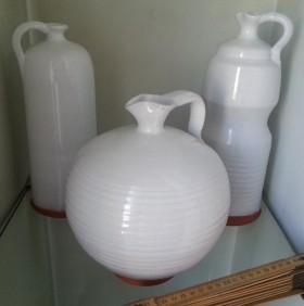 Conjunto cerámico de 3 jarrones. Marca grabada naharro. Barro esmaltado