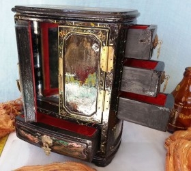 Joyero armario. Pieza de colección. Muy especial. Rícamente decorada.