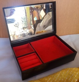 Joyero. Caja, cofre con espejo. Buen estado general. Jeweler.