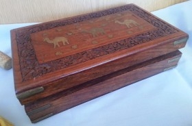 Joyero. Caja, cofre. Madera tallada con incrustaciones. Jeweler. Box.