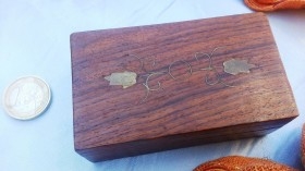 Cofre de madera con incrustación.  ​Muy trabajado