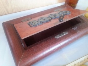 Preciosa caja en madera de marca turronera. Buen estado general.