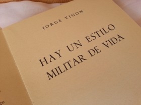 Libro año 1.947 ESTILO DE VIDA MILITAR y Catecismo de 1.947