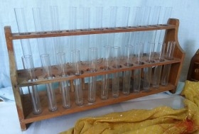 Armario de muestras de laboratorio. En madera. Completo. 24 tubos de ensayo