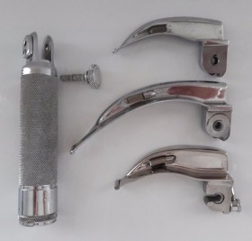 Laringoscopio vintage. Años 70. Completo. Laryngoscope. Tienda de atrezzo online.