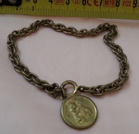 Pulsera con medalla religiosa. Años 70.