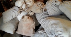 Sacos de tela atrezzados con paja y materia seca para alquiler en rodajes.