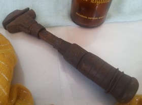 Llave de apriete. Denominada de perro. Antigua. Funcionando. Utilería online.