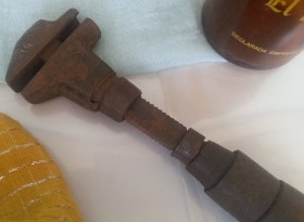 Llave de apriete. Denominada de perro. Antigua. Funcionando. Utilería online.