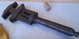 Llave de apriete. Denominada de perro. Antigua. Fabricada totalmente en hierro. Material rústico en alquiler.