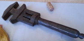 Llave de apriete. Denominada de perro. Antigua. Fabricada totalmente en hierro.