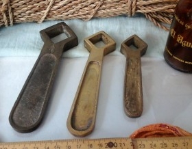 Colección de 3 llaves fijas antiguas para grifos de jardín. En bronce.