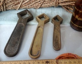 Colección de 3 llaves fijas antiguas para grifos de jardín. En bronce.