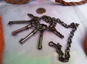 Colección de viejas llaves originales + cadenita decoración. Cerrajería para atrezzo.