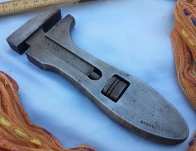 Llave de fuerza. Gran herramienta. Británica. Fuerte y operativa. Atrezzo online.