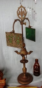 Lámpara vieja de aceite en bronce. Old oil lamp in bronze.