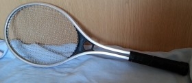 Raqueta de tenis en aluminio.