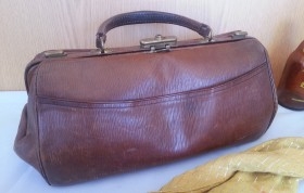 Maletín médico antiguo. En cuero. Old medical suitcase.