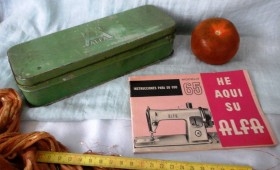 Antiguo manual de máquina coser alfa mod. 65 y preciosa caja metálica. Costura de época para cine.