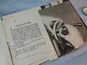 Antiguo manual de máquina alfa modelo 20. En inglés.