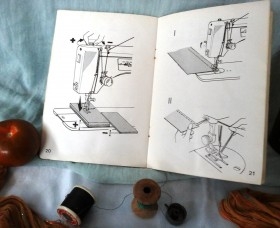 Antiguo manual de máquina coser de marca desconocida