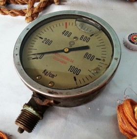 Manómetro de presión. Viejo indicador para decoración o piezas en alquiler.