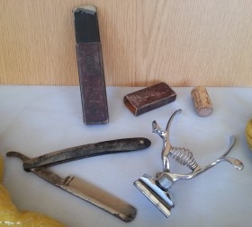 Maquinilla corte de pelo y navaja. Piezas antiguas de barbero. Old hairdressing machines