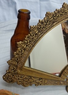 Marco con espejo. En bronce. Forma de abanico.
