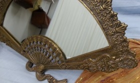 Marco con espejo. En bronce. Forma de abanico.