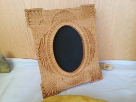 Marco de madera. Tallado. Artesanía. Wooden frame. Carving. Handicrafts.
