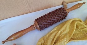 Rodillo de masaje antiguo. Enorme. Madera y caucho. Antique massage rolls.