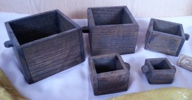 Viejas medidas de madera para el grano. En madera. Emblemáticas. 5 piezas. Decorado agricultura.