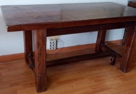 Mesa. Gran mesa en madera para salón. Rústica y fuerte.