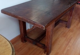 Mesa. Gran mesa en madera para salón. Rústica y fuerte.