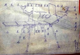 Mesa quirúrgica para operaciones. Cama hospitalaria. Camilla militar.