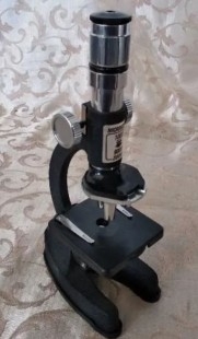 Microscopio eléctrico de 100x a 900x. Funcionando. Años 90