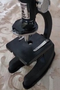 Microscopio eléctrico de 100x a 900x. Funcionando. Años 90
