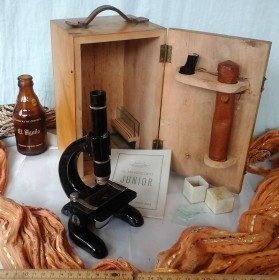 Microscopio junior antiguo años 70. Caja original. Old microscope original box