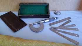 Micrómetro de relojero y juego de galgas. Caja original madera. Watch micrometer for rent. Alquiler de props.